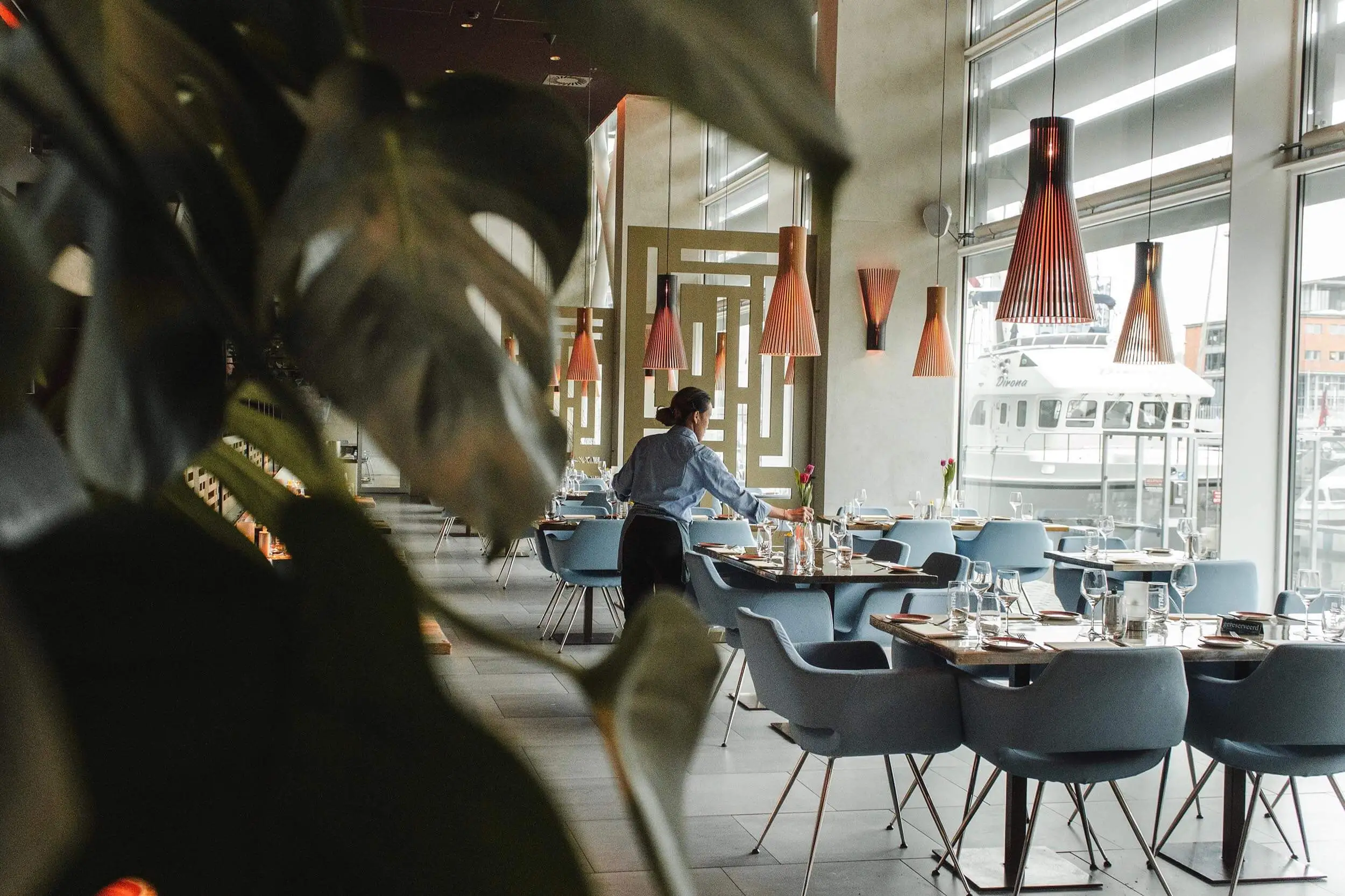 Goed ingericht restaurant met zakelijk interieurontwerp
