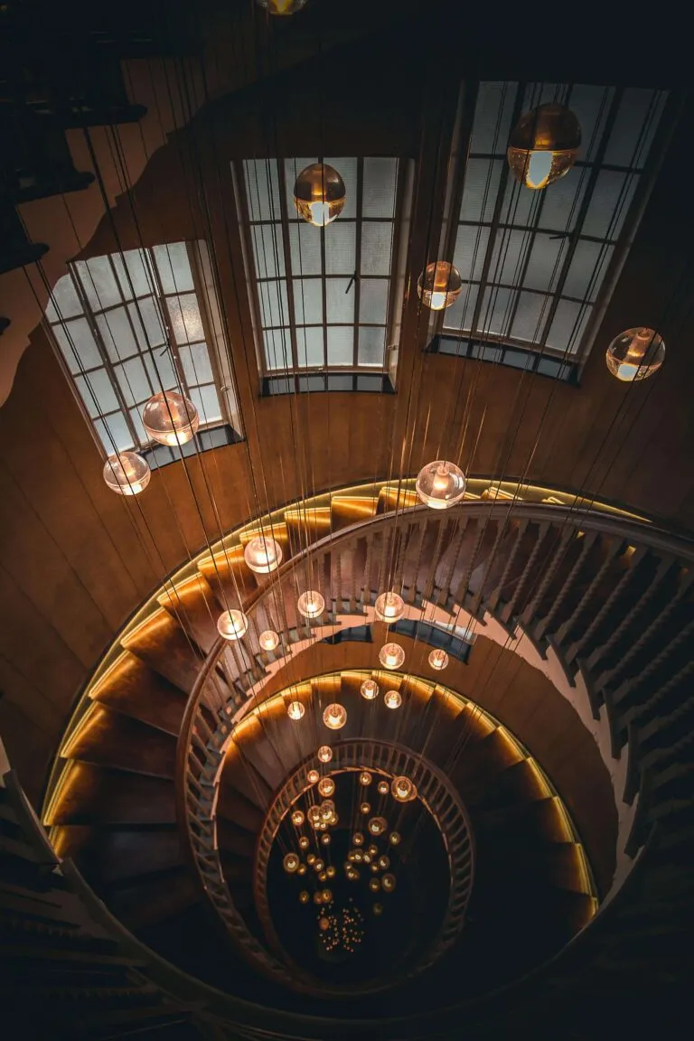 Rond trappenhuis met een mooi lichtontwerp op basis van ronde hanglampen