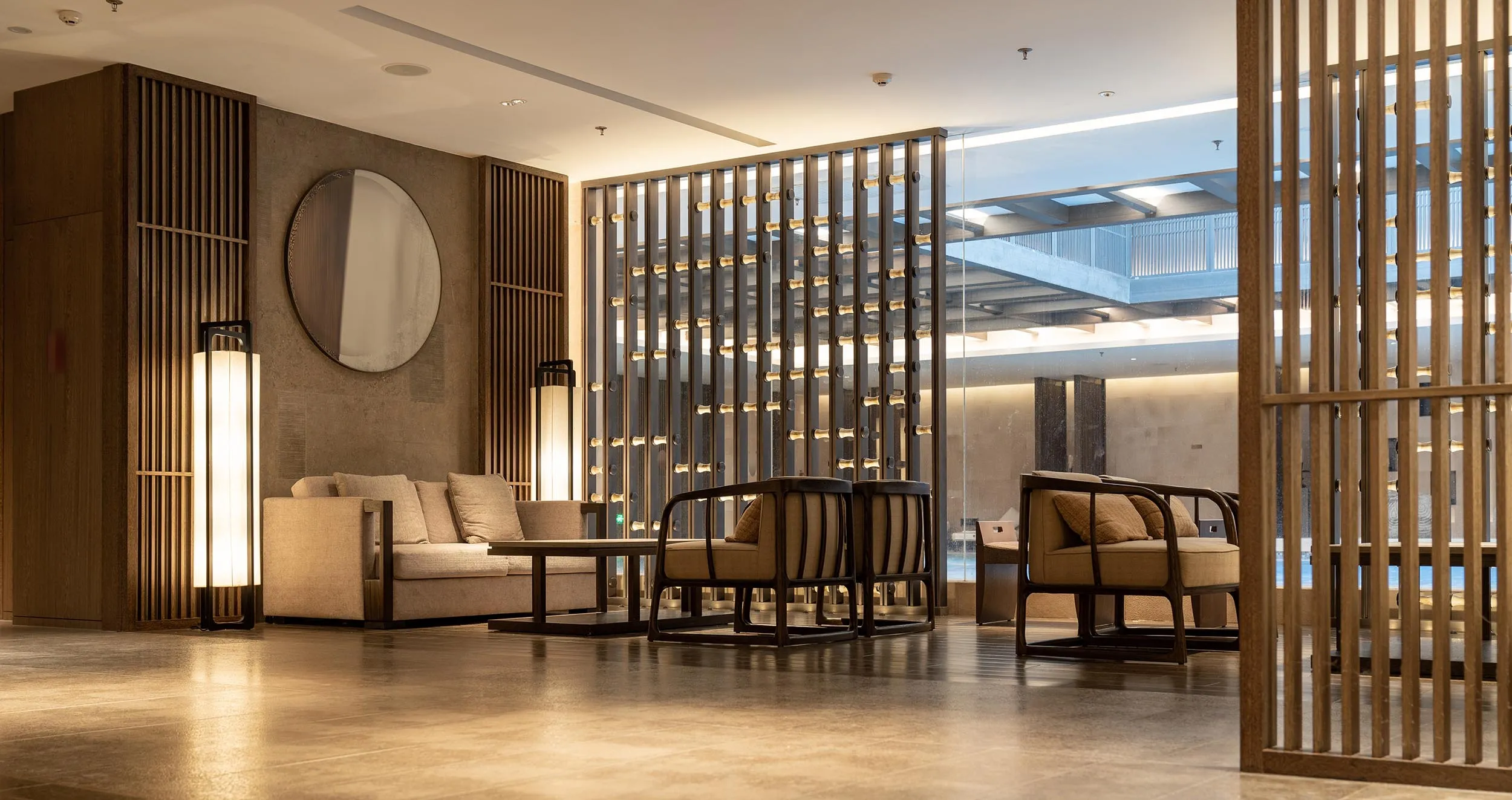 Serene ruimte met passend lichtontwerp bij een lounge met akoestische wandpanelen